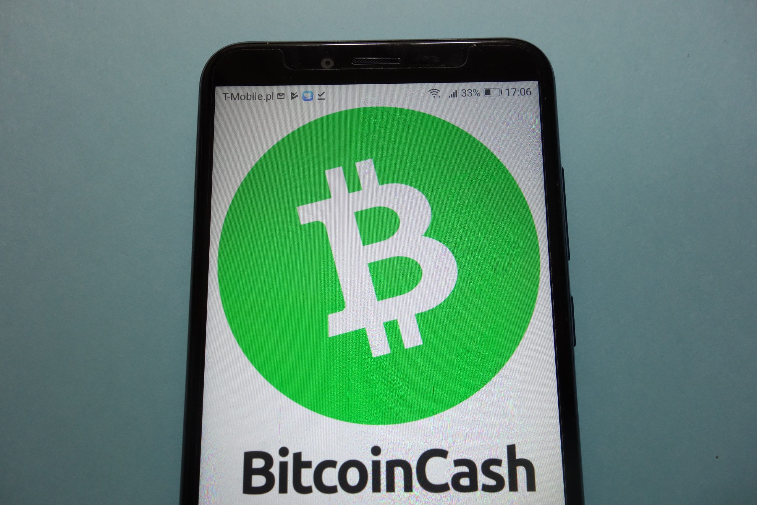Ein Smartphone, das das Logo von Bitcoin Cash zeigt