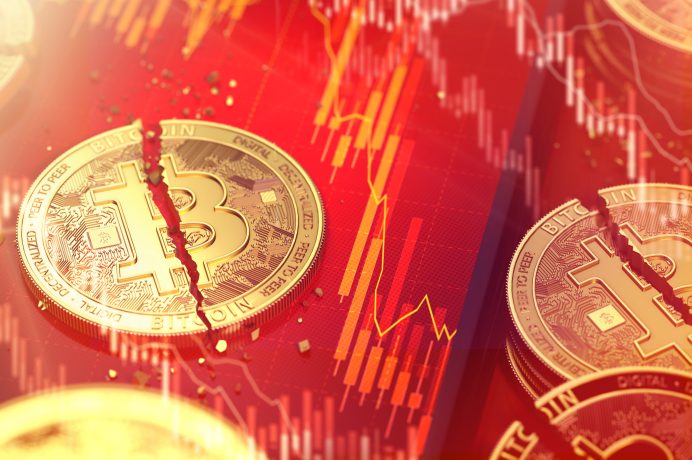 Bitcoin-Münzen vor rotem, fallendem Kurs