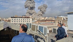 Rauchwolken über Teheran nach Explosionen infolge der Angriffe von USA und Israel auf Iran – die Eskalation setzt auch Bitcoin und globale Märkte unter Druck