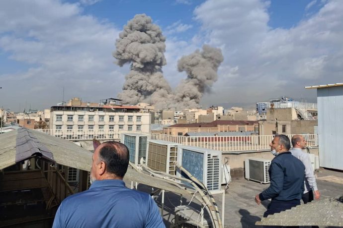 Rauchwolken über Teheran nach Explosionen infolge der Angriffe von USA und Israel auf Iran – die Eskalation setzt auch Bitcoin und globale Märkte unter Druck