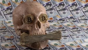 Ein Totenschädel mit zwei Bitcoin-Münzen auf den Augen und Dollarscheinen im Mund