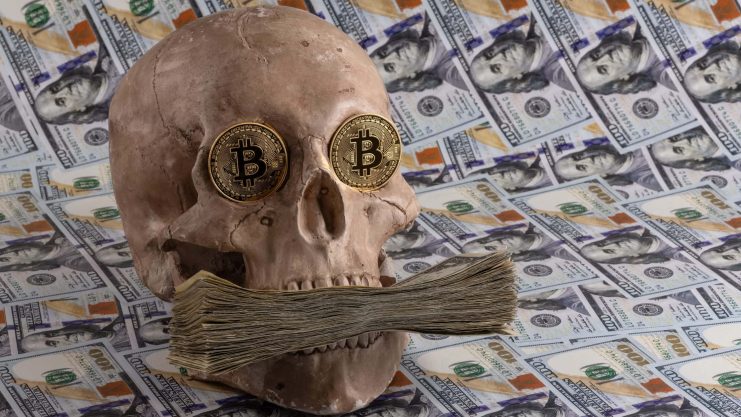 Bitcoin ist tot – mal wieder Ein Totenschädel mit zwei Bitcoin-Münzen auf den Augen und Dollarscheinen im Mund