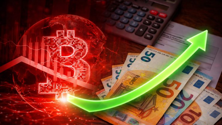 Bitcoin-Symbol in rot vor Euroscheinen und Taschenrechner sowie einem grünen Pfeil, der die Steuersparchancen anzeigt