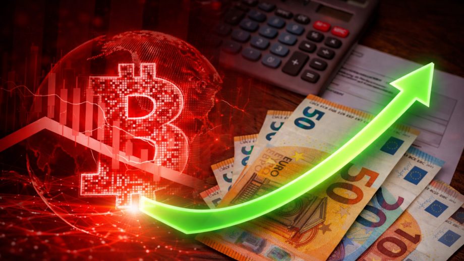 Bitcoin-Symbol in rot vor Euroscheinen und Taschenrechner sowie einem grünen Pfeil, der die Steuersparchancen anzeigt