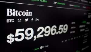 Bitcoin-Kurs von 59.296 US-Dollar auf schwarzem Hintergrund