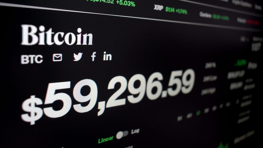 Bitcoin-Kurs von 59.296 US-Dollar auf schwarzem Hintergrund