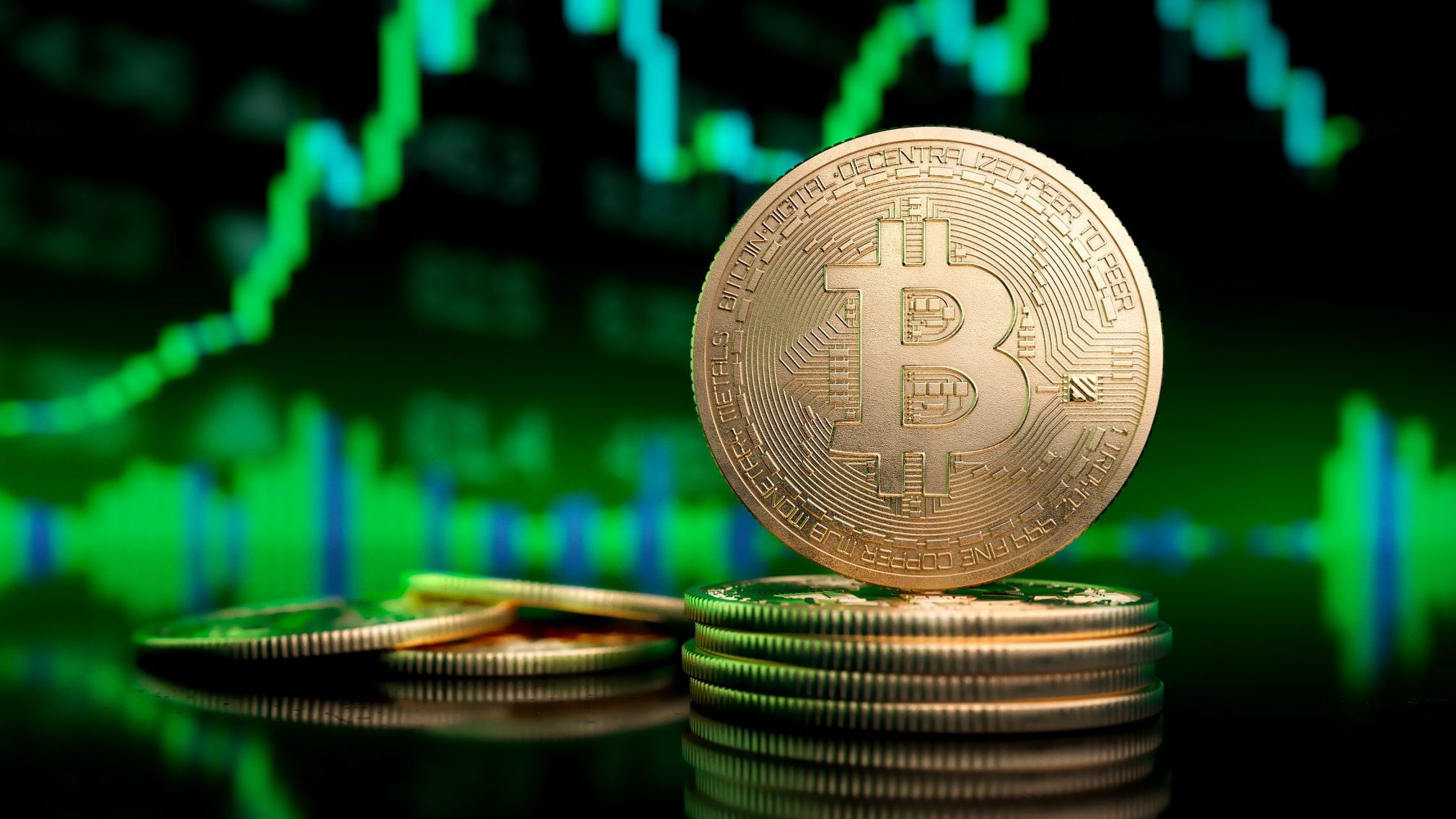 Bitcoin-Münze vor einem grünen Chartbild