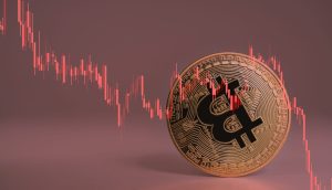 Bitcoin-Münze liegt vor fallendem Kurs