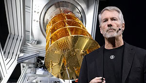 Quantencomputer mit goldfarbenem Kühlzylinder in einer Hightech-Umgebung; rechts daneben ein Mann im schwarzen Sakko mit Bitcoin-Logo auf dem Shirt, der auf einer Bühne spricht – Symbolbild für Bitcoin und die Bedrohung durch Quantencomputer.