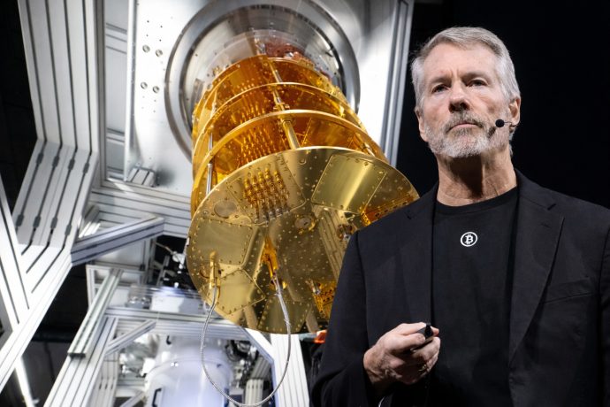 Quantencomputer mit goldfarbenem Kühlzylinder in einer Hightech-Umgebung; rechts daneben ein Mann im schwarzen Sakko mit Bitcoin-Logo auf dem Shirt, der auf einer Bühne spricht – Symbolbild für Bitcoin und die Bedrohung durch Quantencomputer.