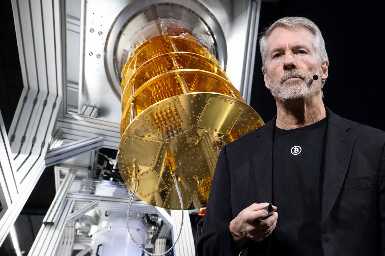 Quantencomputer mit goldfarbenem Kühlzylinder in einer Hightech-Umgebung; rechts daneben ein Mann im schwarzen Sakko mit Bitcoin-Logo auf dem Shirt, der auf einer Bühne spricht – Symbolbild für Bitcoin und die Bedrohung durch Quantencomputer.