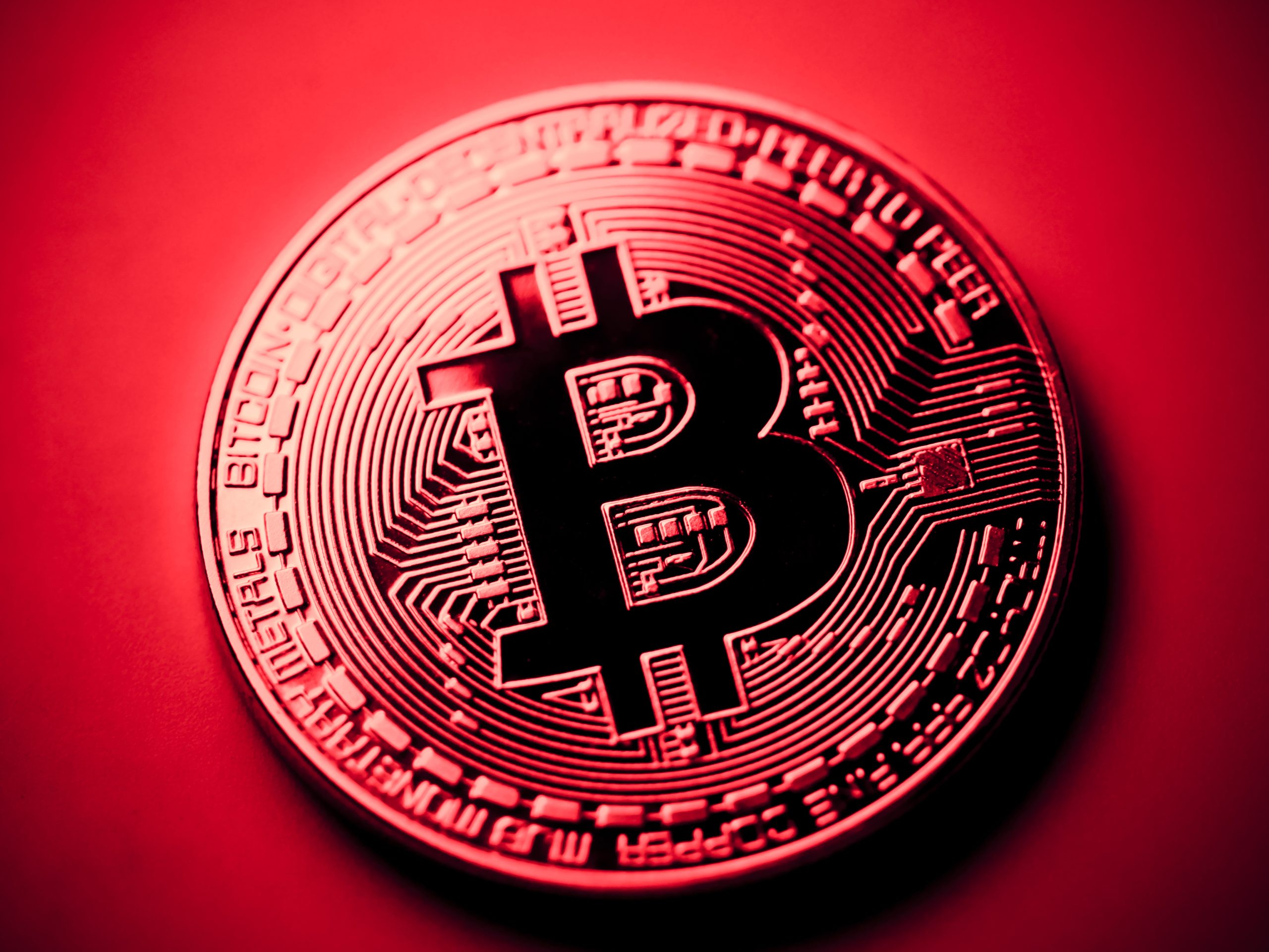 Eine rot gefärbte Bitcoin-Münze