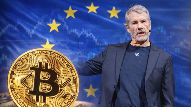 Michael Saylor und eine Bitcoin-Münze vor einer EU-Fahne