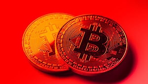 Zwei rot gefärbte Bitcoin-Münzen