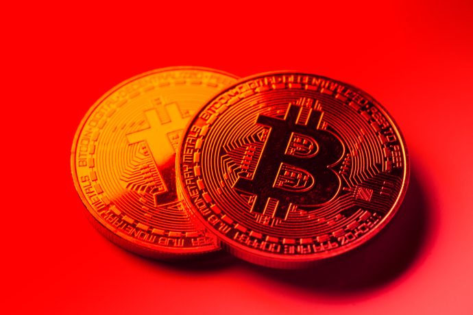 Zwei rot gefärbte Bitcoin-Münzen