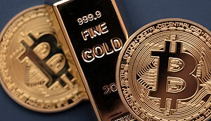 Eine Bitcoin-Münze liegt neben einem Goldbarren