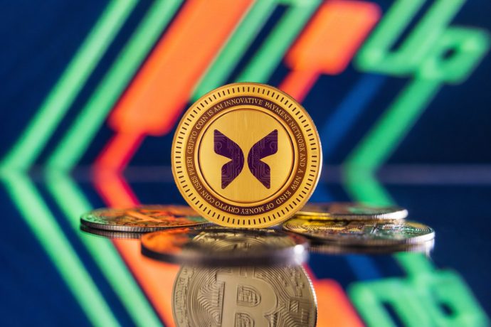 Eine Münze des DeFi-Token Morpho vor einem rot und grün gefärbten Hintergrund