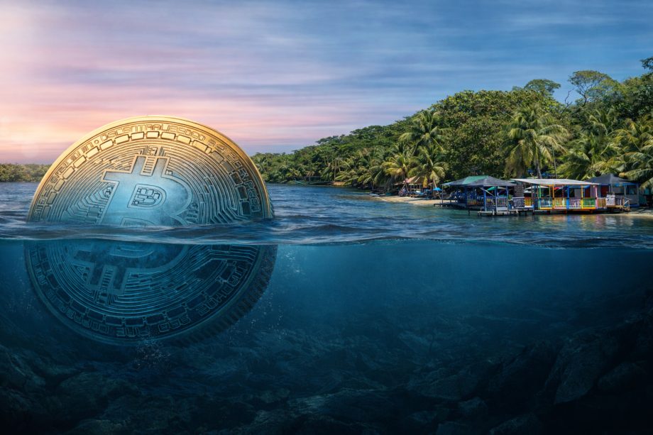 Große halb versunkene Bitcoin-Münze im Ozean neben einer tropischen Insel mit Palmen und bunten Strandhäusern bei Sonnenuntergang.