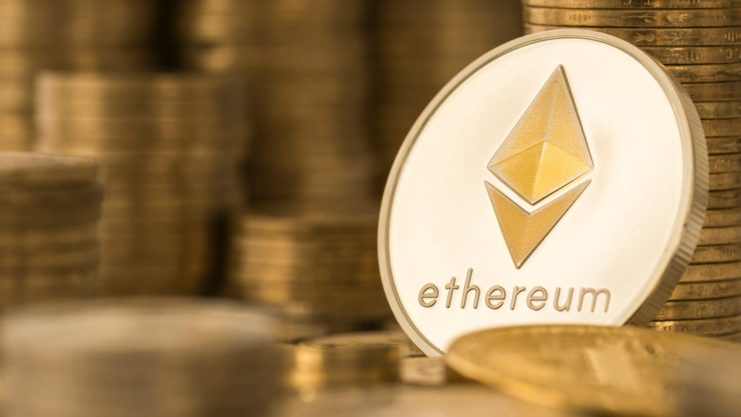 Ethereum im Visier der großen Player Ethereum-Münze zwischen einem Stapel an goldenen Münzen