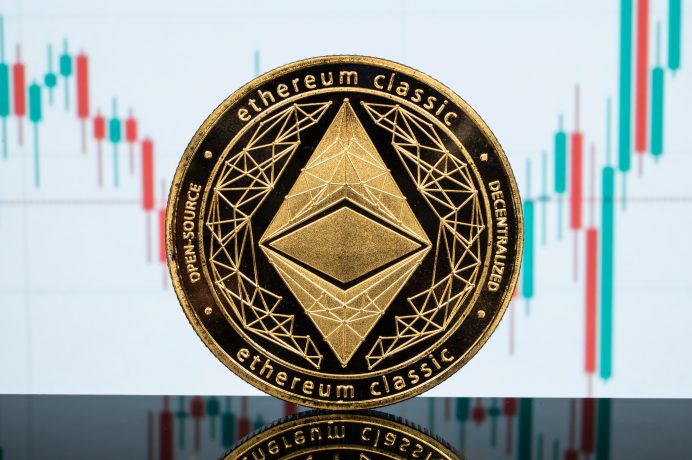 Eine Ethereum-Münze vor einem weißen Chart-Hintergrund