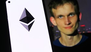 Das Gesicht von Ethereum-Gründer Vitalik Buterin ist neben einem Smartphone zu sehen, auf dem das Ethereum-Logo abgebildet ist