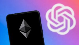 Ethereum-Logo auf Smartphone-Bildschirm, dahinter OpenAI-Logo