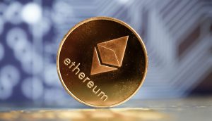 Eine Ethereum-Münze vor einem blauen Hintergrund