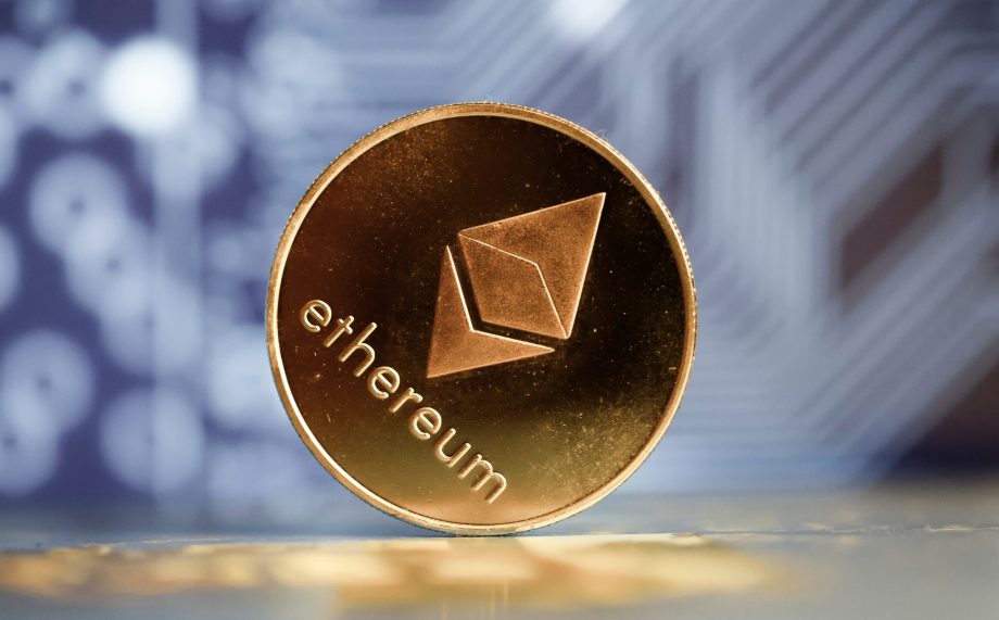 Eine Ethereum-Münze vor einem blauen Hintergrund