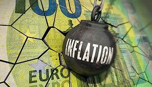 Ein 100-Euro-Schein wird von einer Abrissbirne mit der Aufschrift "Inflation" eingeschlagen