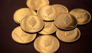 ETH-Münzen verteilt auf einem dunklen, leicht roten Hintergrund