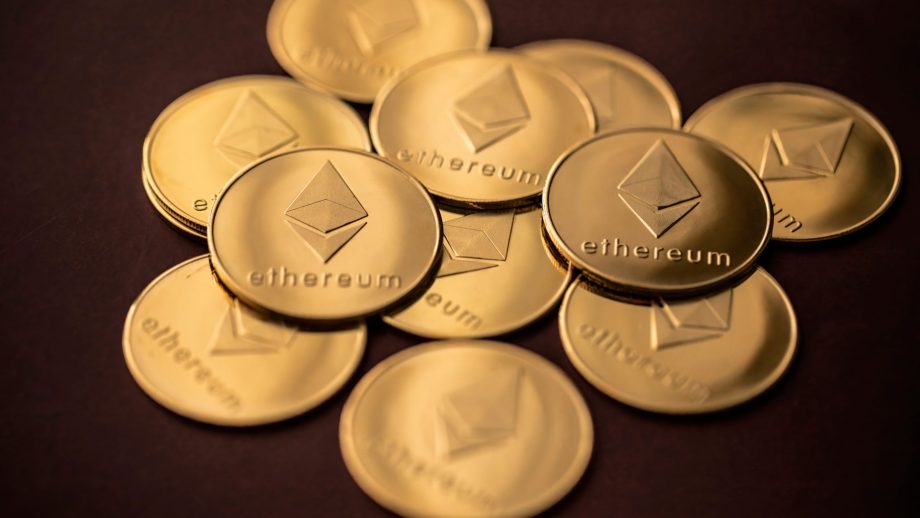 ETH-Münzen verteilt auf einem dunklen, leicht roten Hintergrund