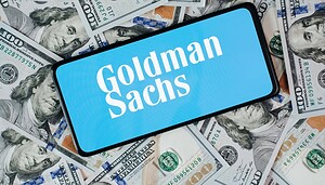 Goldman Sachs auf Geldstapel