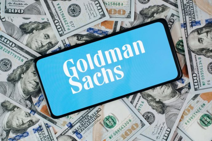 Goldman Sachs auf Geldstapel