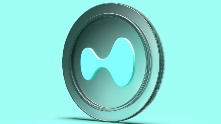 HYPE-Token vor einem grünen Hintergrund