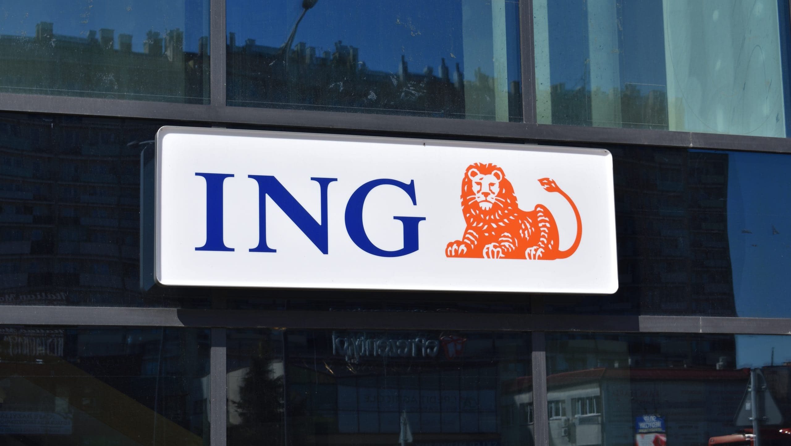 ING-Logo auf der Glasfassade eines Gebäudes