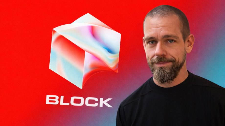 Block-Gründer Jack Dorsey neben dem Logo seiner Firma auf rotem Hintergrund