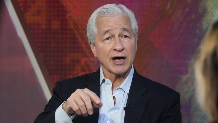 Jamie Dimon, CEO von JPMorgan Ein alter Man im Anzug in einem TV-Interview