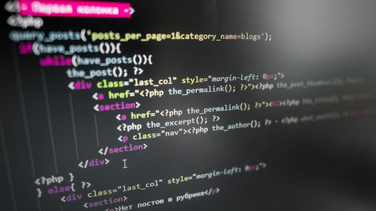 Zeilen von Computer-Code auf einem schwarzen Hintergrund