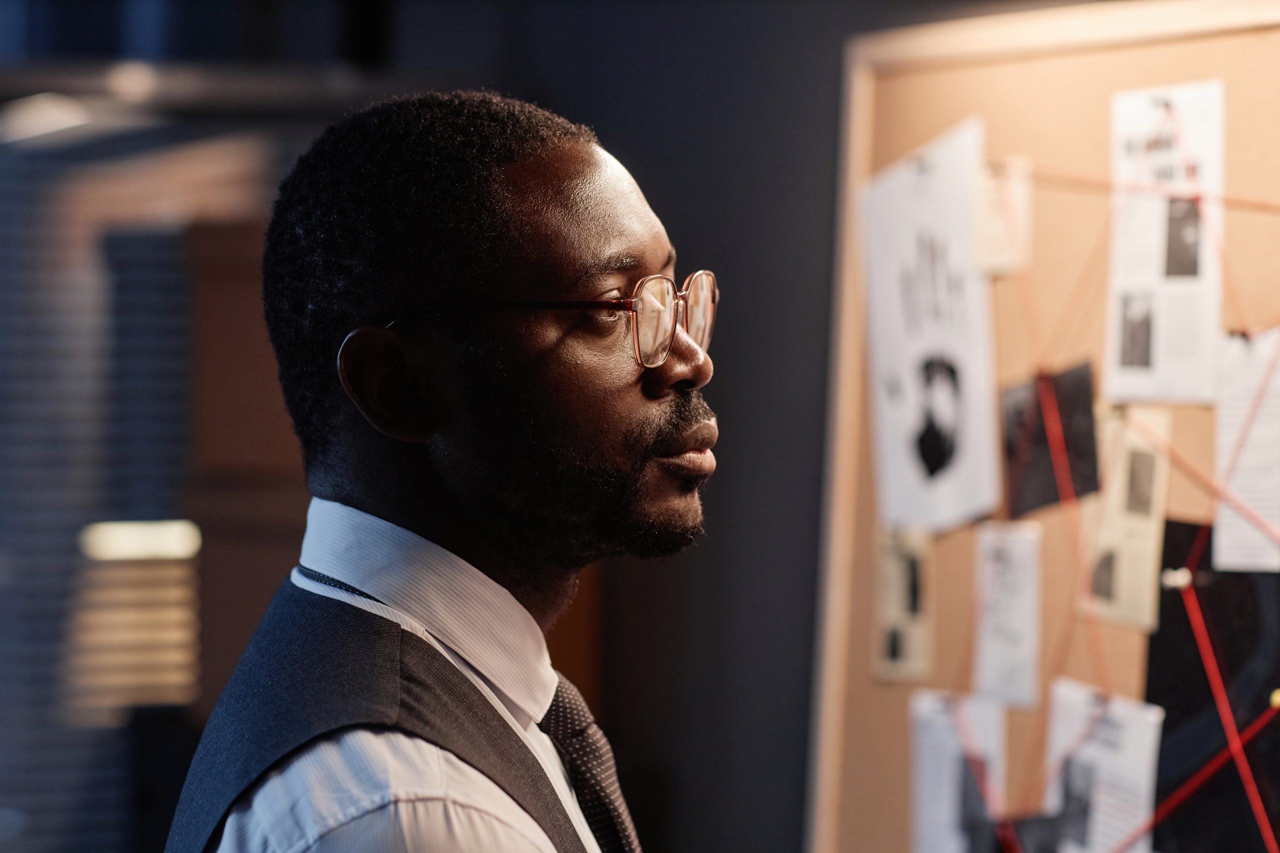 Ermittler vor einem Case-Board