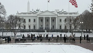 Das Bild zeigt das verschneite Weiße Haus in Washington D.C.