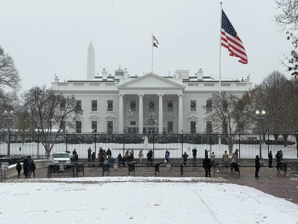 Das Bild zeigt das verschneite Weiße Haus in Washington D.C.