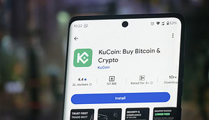 Das Logo von KuCoin ist auf einem Smartphone zu sehen