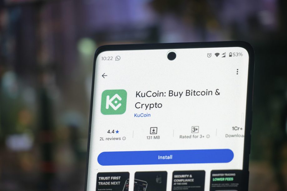 Das Logo von KuCoin ist auf einem Smartphone zu sehen