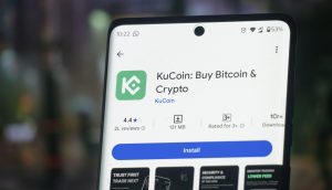 Das Logo von KuCoin ist auf einem Smartphone zu sehen