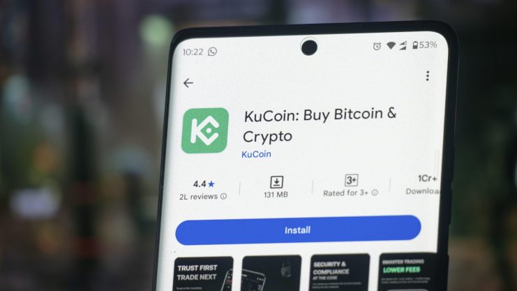 Das Logo von KuCoin ist auf einem Smartphone zu sehen