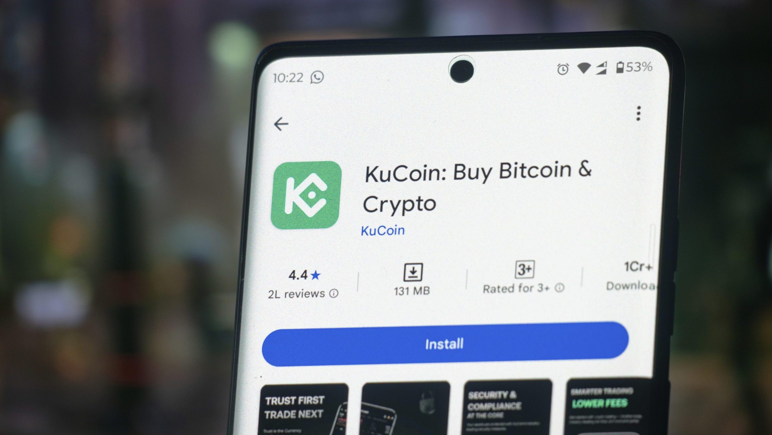 Das Logo von KuCoin ist auf einem Smartphone zu sehen