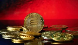 Solana-Münzen vor rotem Hintergrund