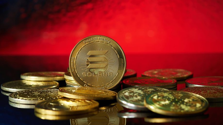 Solana-Münzen vor rotem Hintergrund