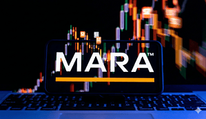 Das MARA-Logo vor einem Aktien-Chart