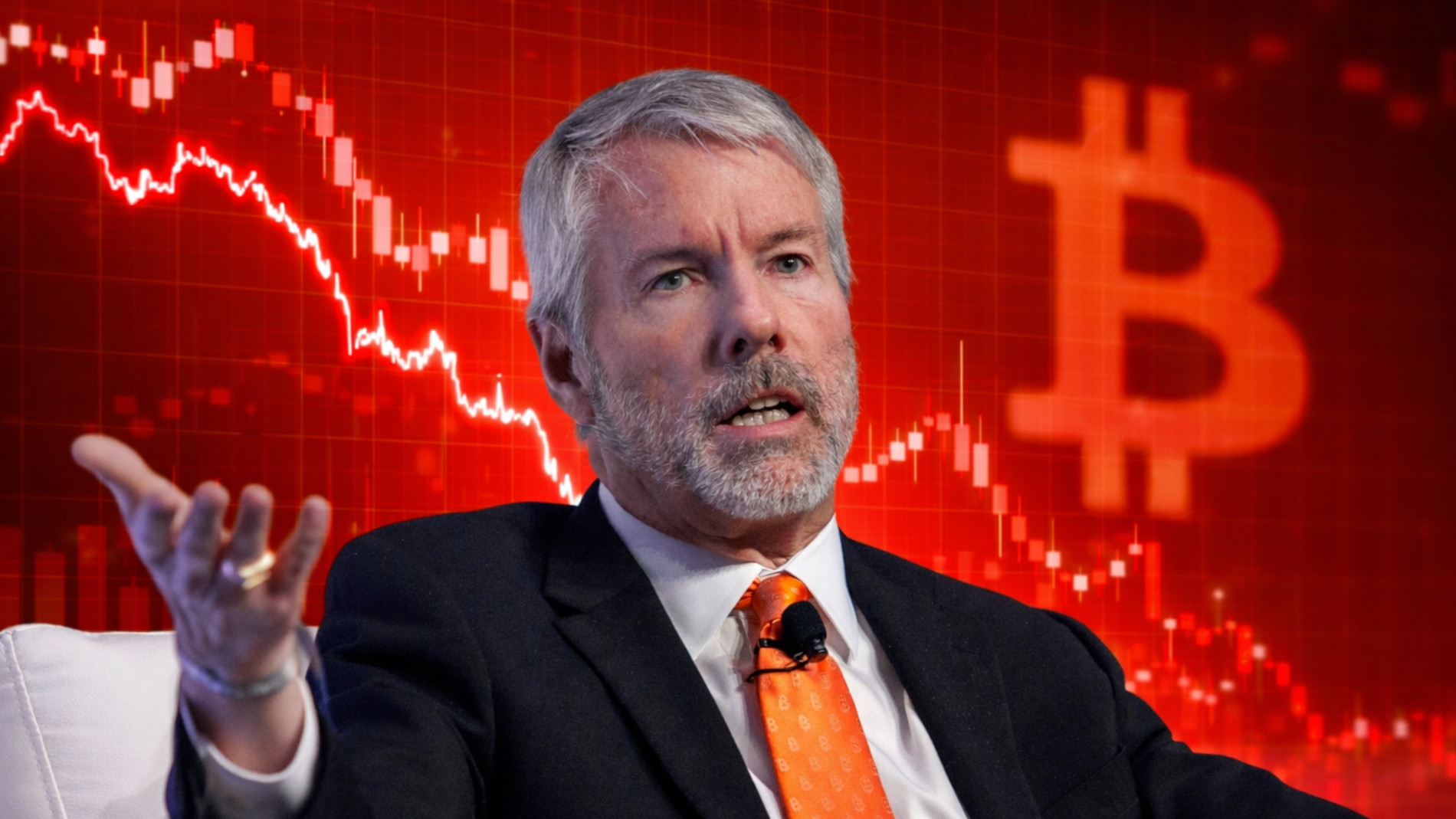 Michael Saylor vor rötlichem Hintergrund und einem Bitcoin-Symbol